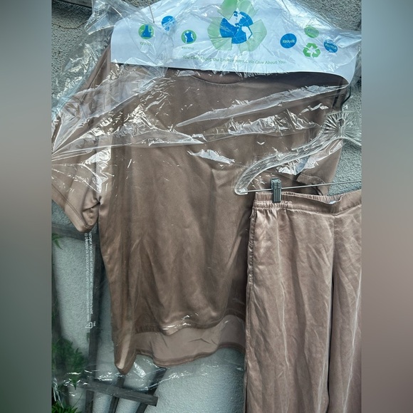 ❌SOLD❌Lunya Washable Silk Tee Pant Set in Otium Tan - Picture 7 of 9